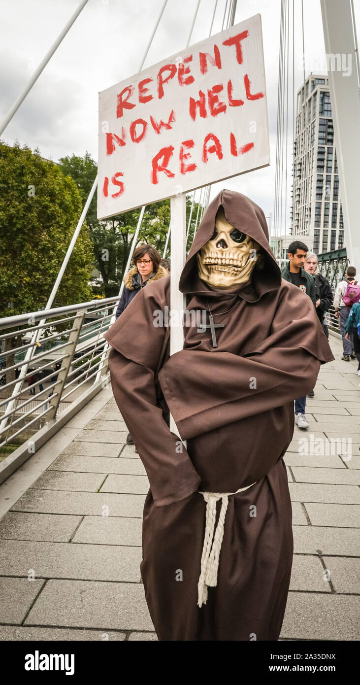 Londres, Royaume-Uni, 05 Oct 2019. Une grande horde de The Walking Dead dans des tenues spectaculaires et porter une fois de plus envahir les rues du centre de Londres sur leur marche pour World Zombie Day, tout en sensibilisant à l'organisme Ville de Londres, de la récolte qui re-distribue des surplus de nourriture à ceux qui en ont besoin. Credit : Imageplotter/Alamy Live News Banque D'Images