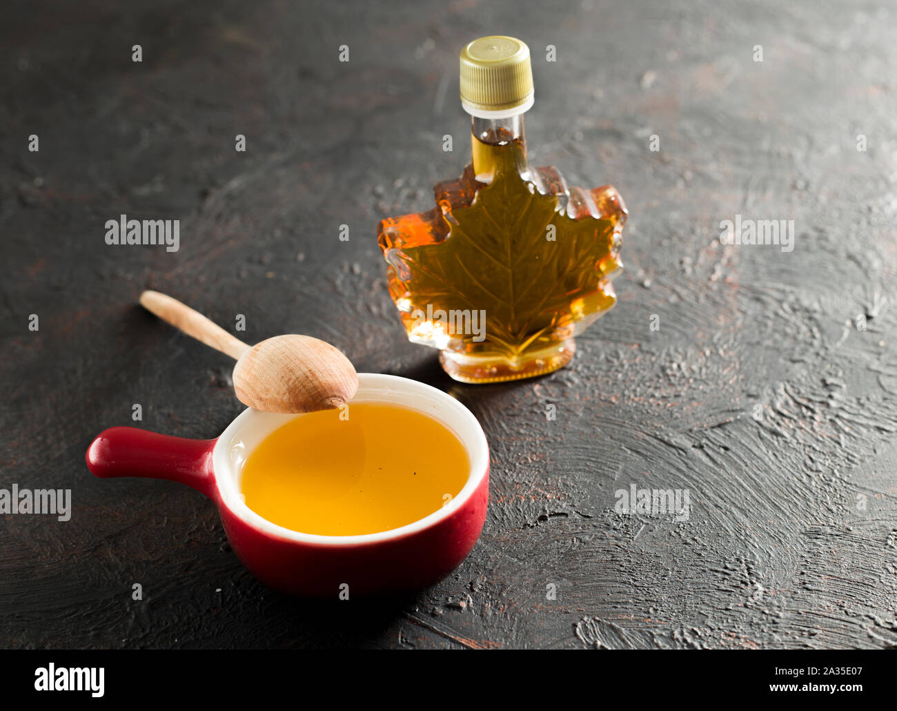 Le sirop d'érable dans une bouteille en verre. Banque D'Images