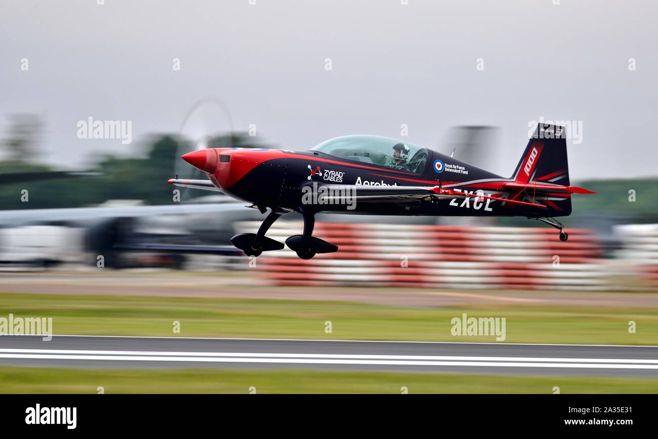 Les lames extra EA-300 aircraft (G-ZXCL) à l'atterrissage à RAF Fairford après avoir effectué au Royal International Air Tattoo 2019 Banque D'Images