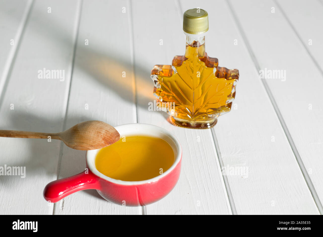 Le sirop d'érable dans une bouteille en verre. Banque D'Images