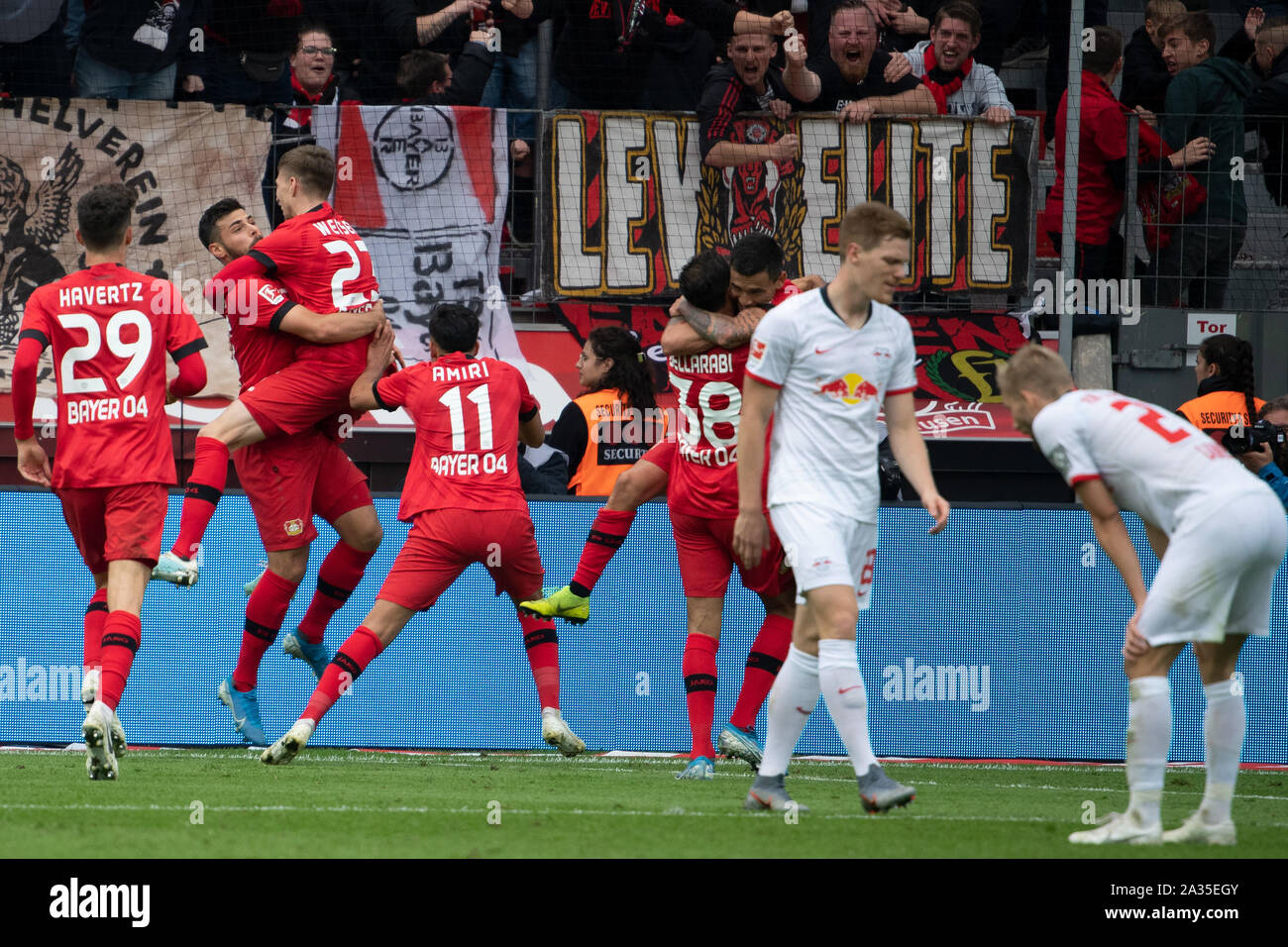 Leverkusen, Allemagne. 05 Oct, 2019. Soccer : Bundesliga, le Bayer Leverkusen - RB Leipzig, 7e journée de la BayArena : Leverkusens Kai Havertz (l-r), Kevin Volland, Mitchell Weiser, Nadiem Amiri, Karim Bellarabi Charles Aranguiz et bravo pour le 1:0 victoire, tandis que Marcel Halstenberg (RB Leipzig) va sur le terrain. Photo : Federico Gambarini/DPA - NOTE IMPORTANTE : en conformité avec les exigences de la DFL Deutsche Fußball Liga ou la DFB Deutscher Fußball-Bund, il est interdit d'utiliser ou avoir utilisé des photographies prises dans le stade et/ou la correspondance dans la forme d'image de séquence Banque D'Images