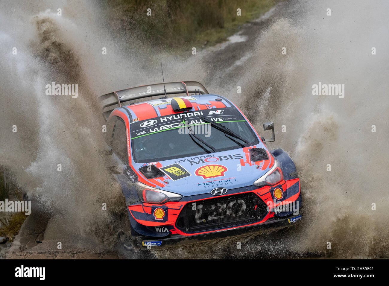 Llanidloes, UK. 5ème Oct, 2019. Thierry Neuville et Nicolas Gilsoul co-pilote en concurrence dans leur coquille Hyundai Mobis Hyundai i20 WRC Coupé lors de l'étape 13 du Wales Rally GB, Crédit : Jason Richardson/Alamy Live News Banque D'Images