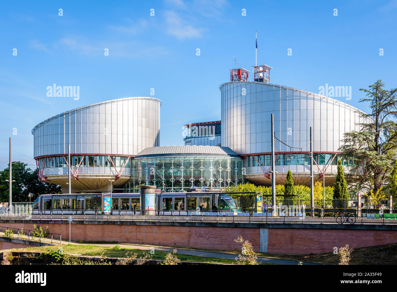 Un tramway s'arrête à la 'Droits de l'Homme' de la station de tramway en face de l'immeuble de la Cour européenne des Droits de l'Homme à Strasbourg, France. Banque D'Images