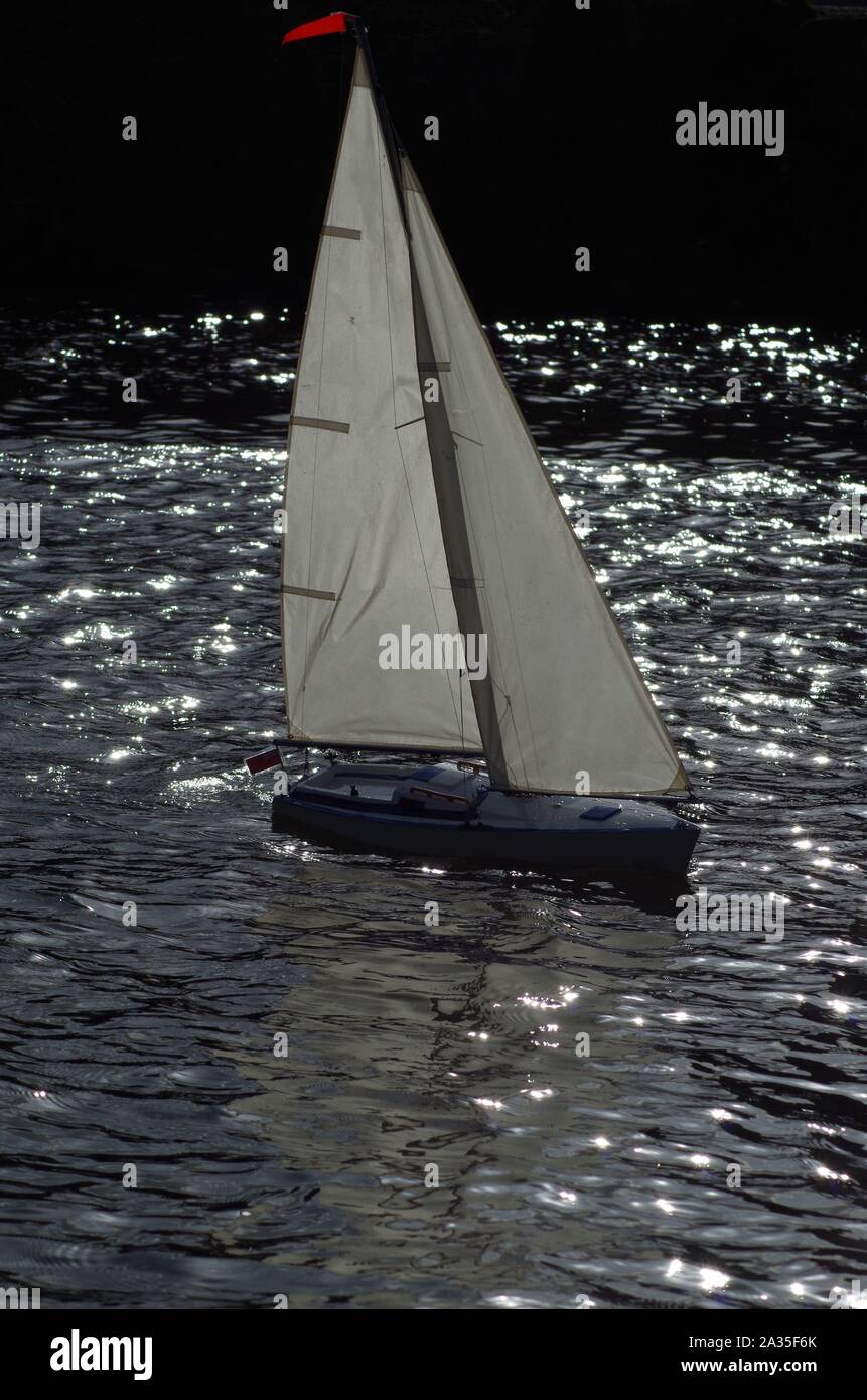 Yachting sur le modèle Exeter Ship Canal. Devon, Royaume-Uni. Banque D'Images