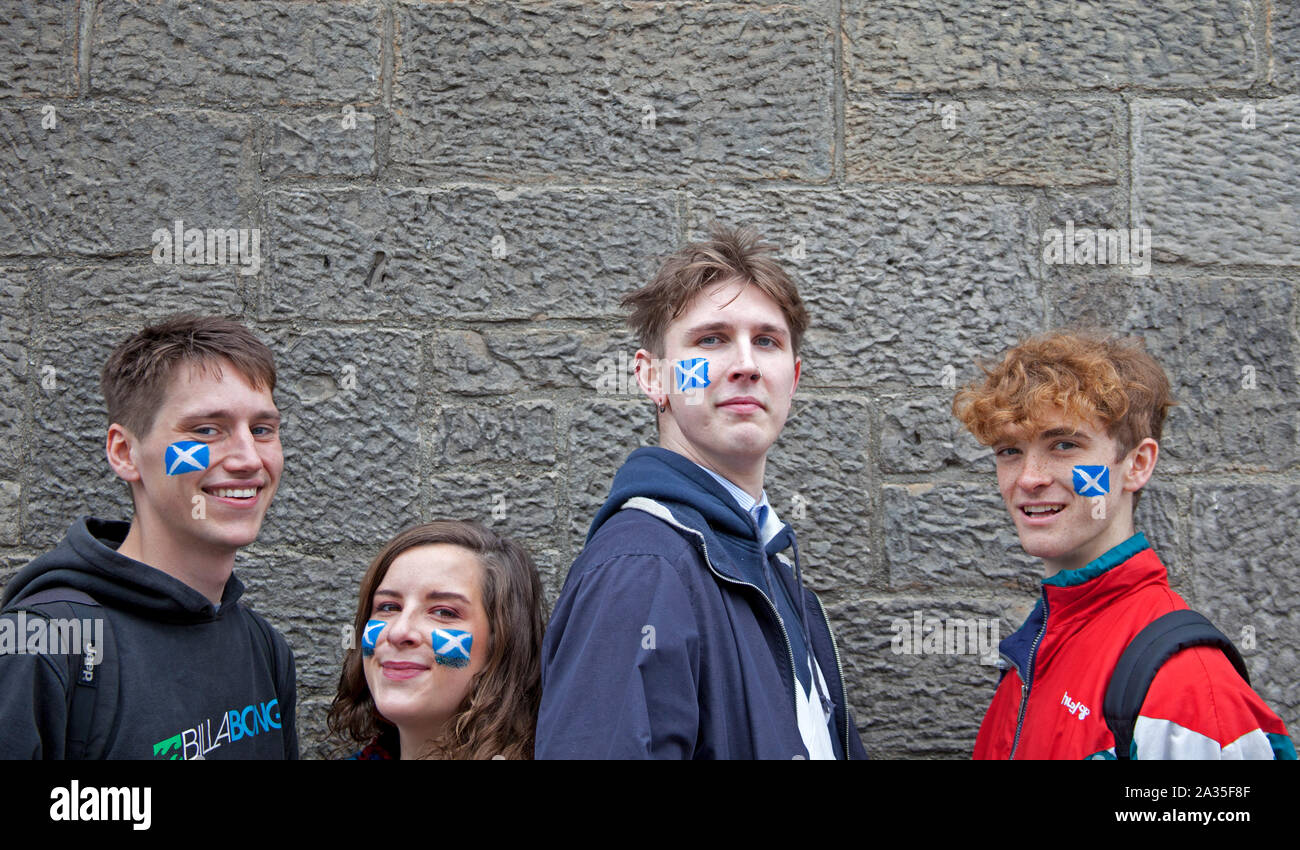 Edinburgh, Ecosse, Royaume-Uni. 5e octobre 2019. Des milliers de personnes de tous âges ont défilé dans les rues d'Édimbourg en un pro-indépendance écossaise dans les rues d'Édimbourg. Organisations internationales et des groupes qui sont en faveur de la séparation du Royaume-Uni s'est joint à l'ensemble sous une même bannière (AUOB) procession le samedi. AUOB estiment qu'au moins 100 000 personnes pourraient rejoindre le rallye. Banque D'Images