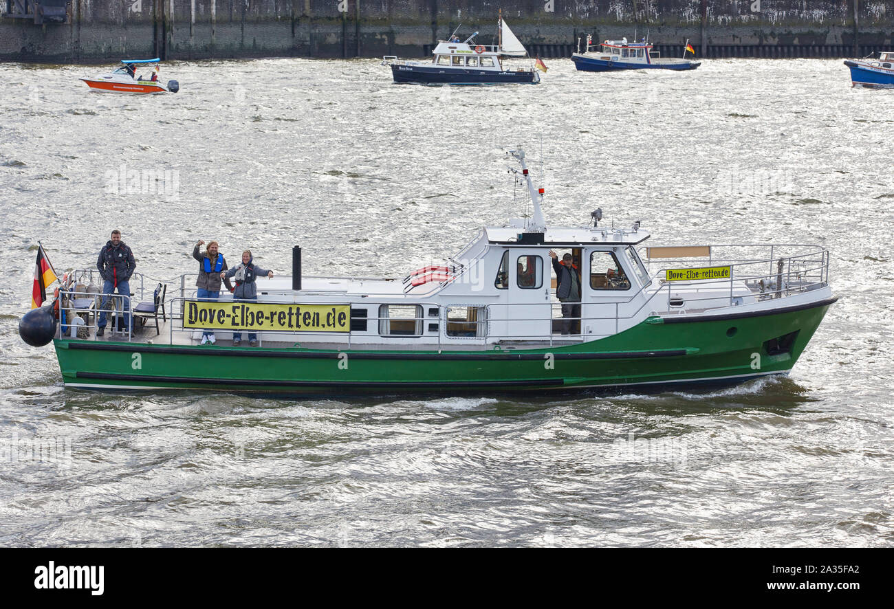 Hambourg, Allemagne. 05 Oct, 2019. Les bateaux sont la conduite dans une action de protestation, avec des banderoles avec l'inscription : 'Déplacer' Elbe enregistrez une parade avant le débarquement des ponts dans le port de Hambourg. Les manifestants craignent que la colombe à l'Elbe Tatenberg verrouillage ouvert vers le nord de l'Elbe et de devenir une rivière à marées avec flux et reflux. Credit : Georg Wendt/dpa/Alamy Live News Banque D'Images