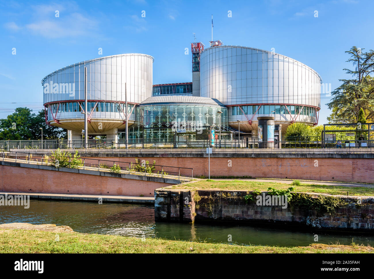 Le bâtiment de la Cour européenne des Droits de l'Homme à Strasbourg, la France a été conçu par Richard Rogers et construit en 1995 par le Marne-Rhine canal. Banque D'Images