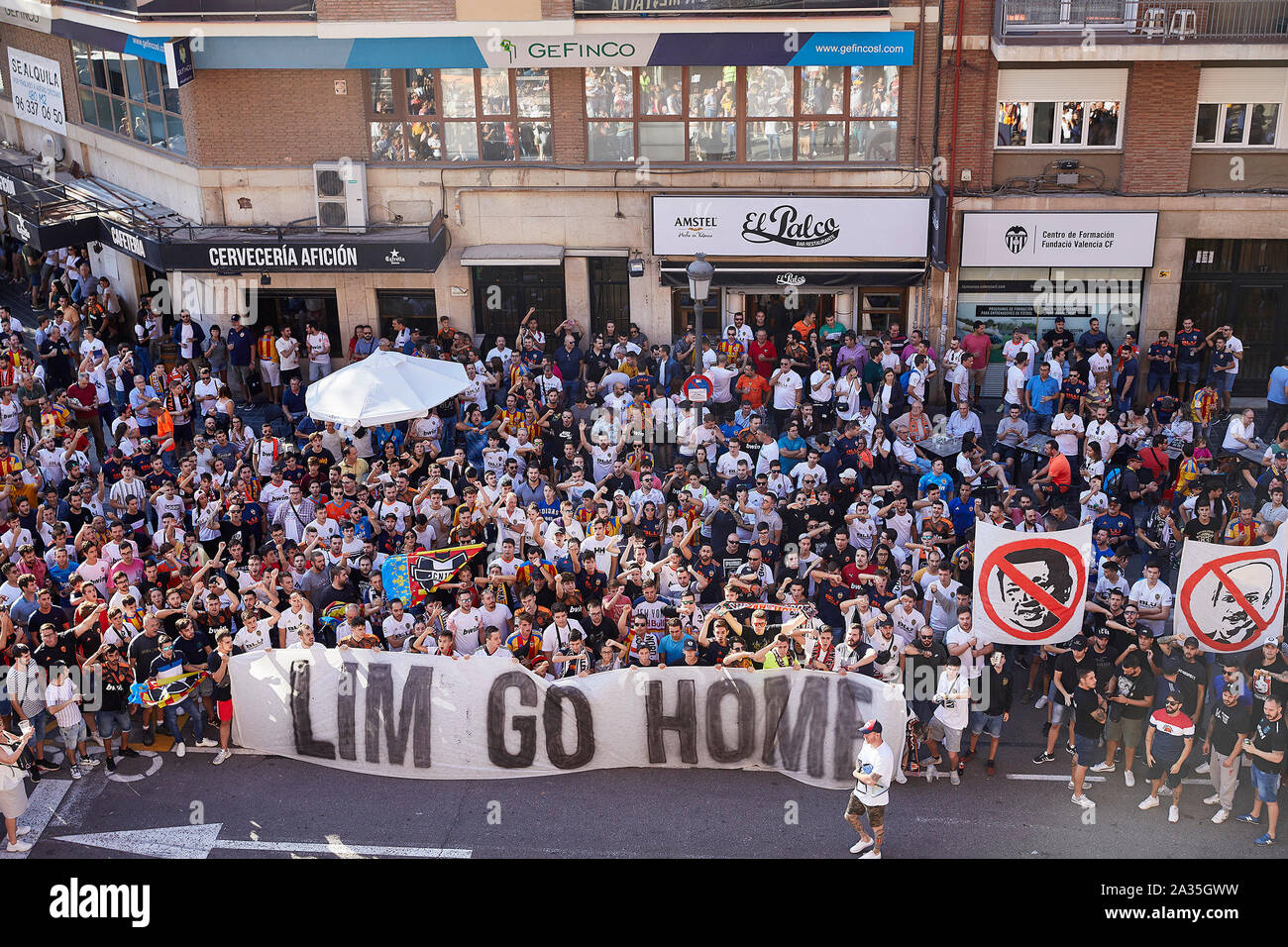 Le stade Mestalla, Valence, Espagne. 5ème Oct, 2019. La Liga football, Valence CF contre Deportivo Alaves ; Valencia Supporters protester contre la Peter Lim, l'actionnaire principal de Valence CF et Anil Murthy (président de Valencia CF) avant le match - usage éditorial : Action Crédit Plus Sport/Alamy Live News Banque D'Images