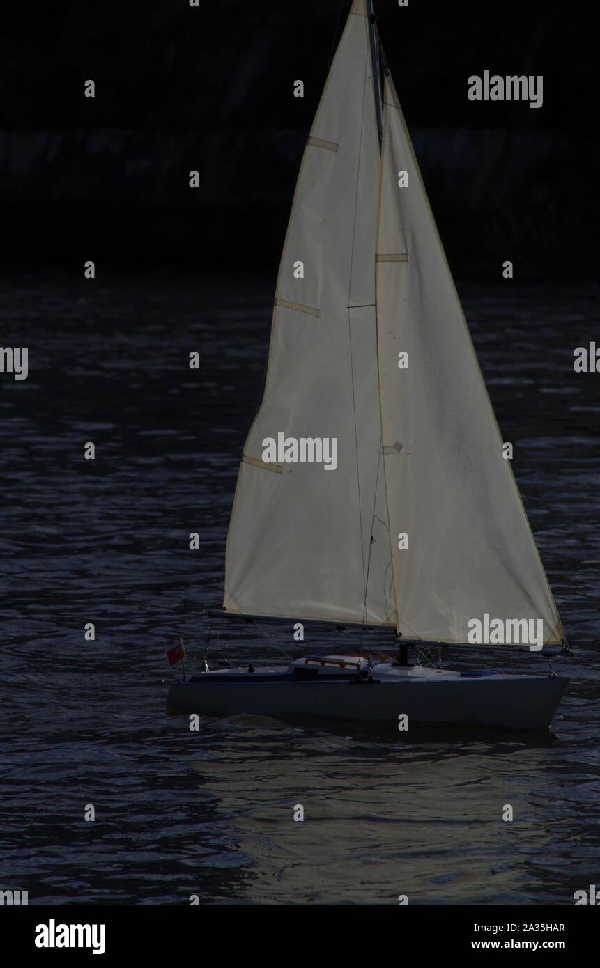 Yachting sur le modèle Exeter Ship Canal. Devon, Royaume-Uni. Banque D'Images