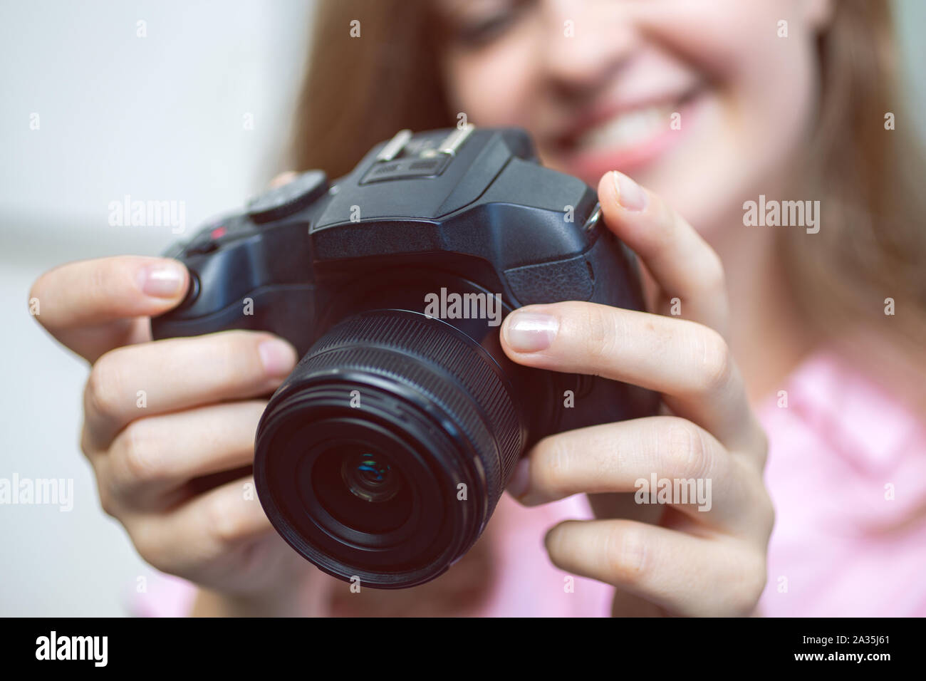 Smiling caucasian woman holding photgrapher un appareil numérique dans les mains de près, prendre une photo ou une vidéo Banque D'Images