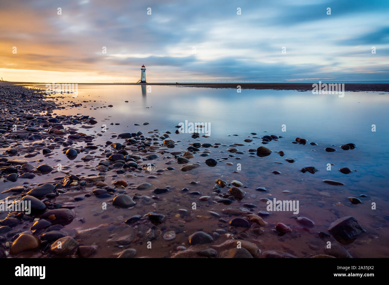 Point d'Ayr phare de Talacre sur plage au coucher du soleil Banque D'Images