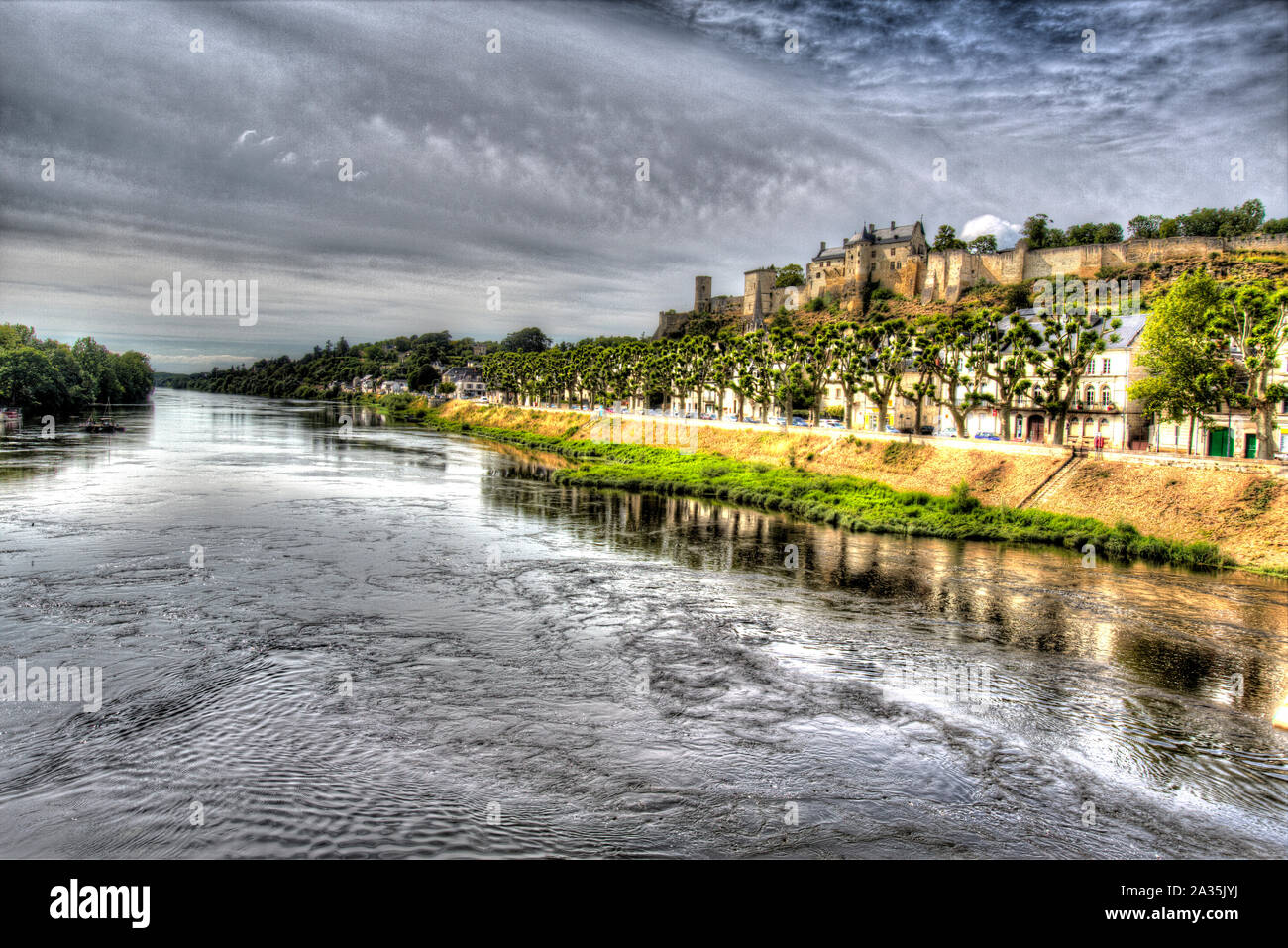 Chinon, France. Vue artistique de la Vienne à Chinon bordée d'Amérique du remblai, au Quai Charles VII, dans l'arrière-plan. Banque D'Images