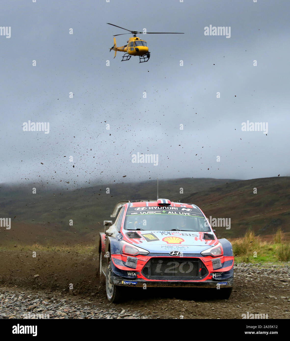 La Norvège Andreas Mikkelsen et Anders Jaeger dans la Hyundai i20 WRC coupé au cours de la troisième journée du Wales Rally GB. Banque D'Images