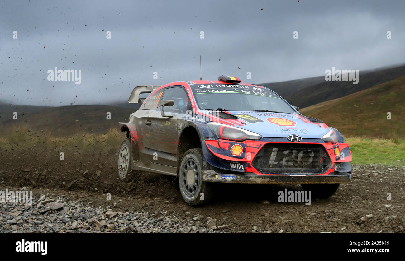 La Belgique est Thierry Neuville et Nicolas Gilsoul dans la Hyundai i20 WRC coupé au cours de la troisième journée du Wales Rally GB. Banque D'Images