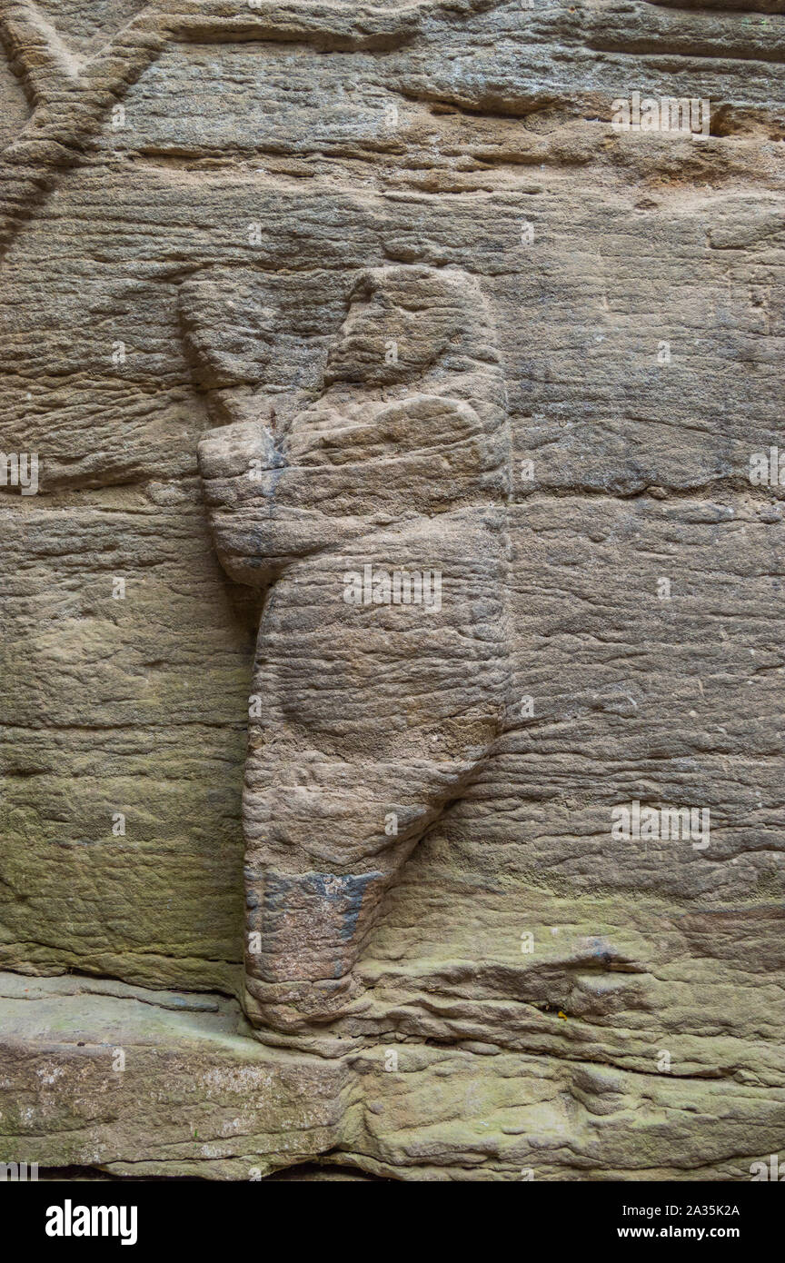 Représentation de femme enceinte priant à l'arbre de vie sur plaque de pierre dans l'ancienne cave Temple païen. Banque D'Images