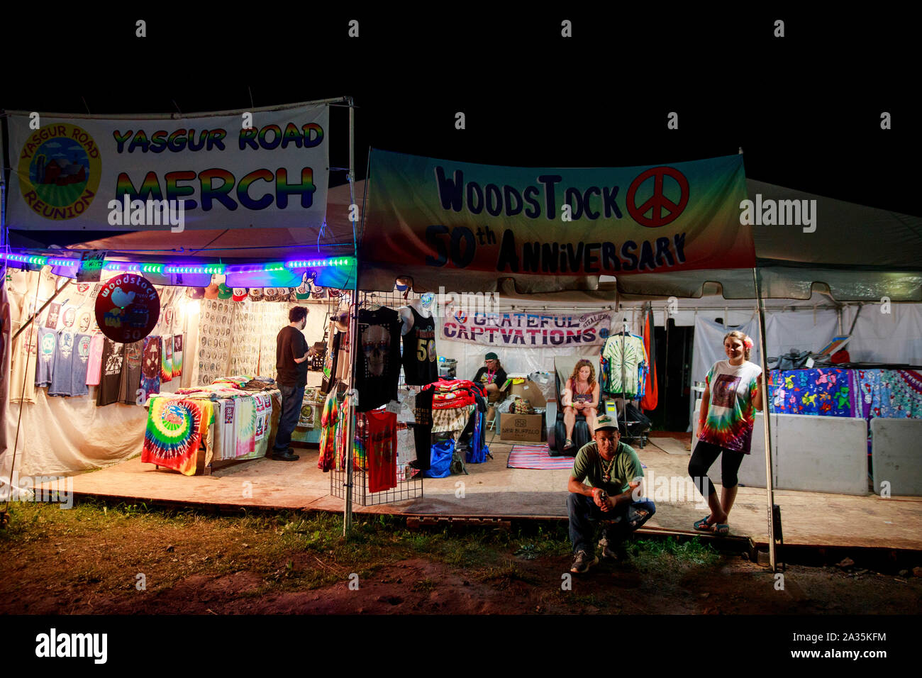 08172019 - Bethel, New York, USA : les fournisseurs et les participants en attente d'un 50e anniversaire de Woodstock tente de marchandises au cours de la réunion de la route Yasgur Max Yasgur's farm à pendant les célébrations du 50e anniversaire de Woodstock, le samedi 17 août 2019 près de Bethel, New York. Organisateur de Woodstock Michael Lang, l'événement a été annulé mais anniversaire les activités ont continué au Arrowhead Ranch, Bethel Woods (le site de l'original Woodstock en 1969), Hector's Inn, et Yasgur's Farm. Banque D'Images