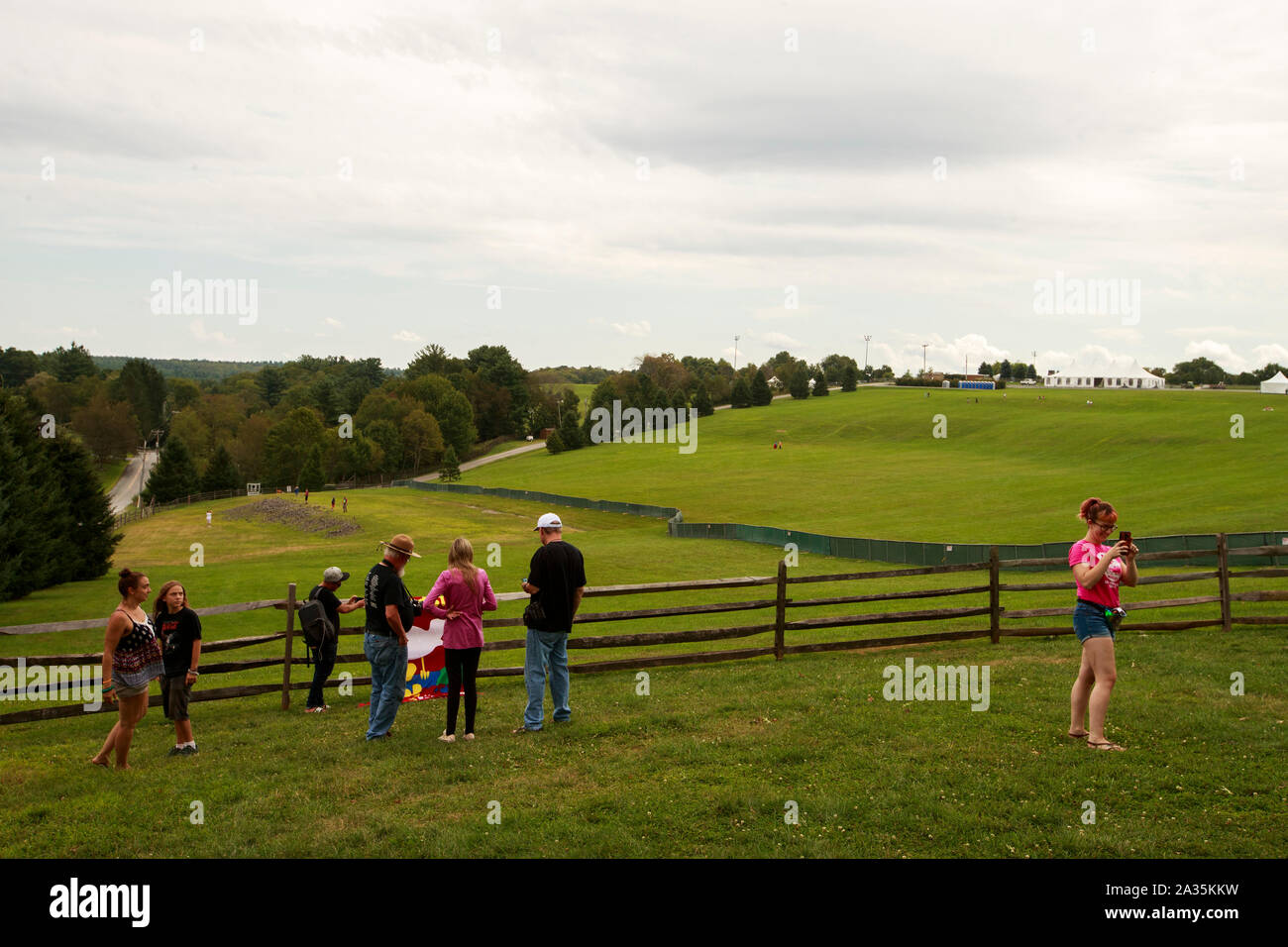 08192019 - Bethel, New York, USA : une femme prend un près de l'emplacement de selfies le stade principal d'origine Woodstock, le lundi 19 août 2019 à Bethel Woods à Bethel, New York. Organisateur de Woodstock Michael Lang, l'événement a été annulé mais anniversaire les activités ont continué au Arrowhead Ranch, Bethel Woods (le site de l'original Woodstock en 1969), Hector's Inn, et Yasgur's Farm. Banque D'Images