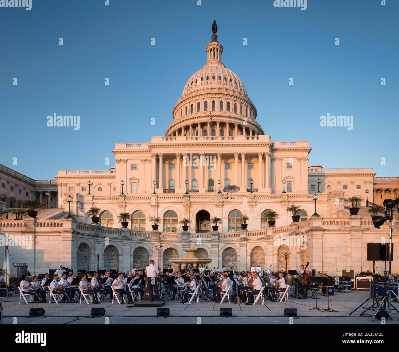 Bande militaire jouer en face du Capitole au coucher du soleil, Capitol Hill, Washington DC, USA Banque D'Images