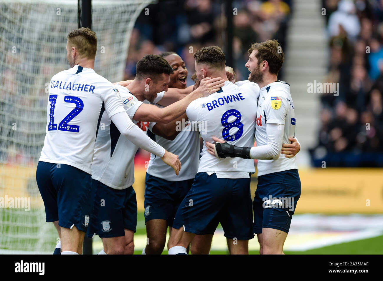 Preston, Royaume-Uni. Le 05 Oct 2019. Buteur Preston North End terrain Ben Pearson (caché) est félicité lors de la Sky Bet Championship match entre Preston North End et Barnsley à Deepdale, Preston le samedi 5 octobre 2019. (Crédit : Andy Whitehead | MI News) photographie peut uniquement être utilisé pour les journaux et/ou magazines fins éditoriales, licence requise pour l'usage commercial Crédit : MI News & Sport /Alamy Live News Banque D'Images