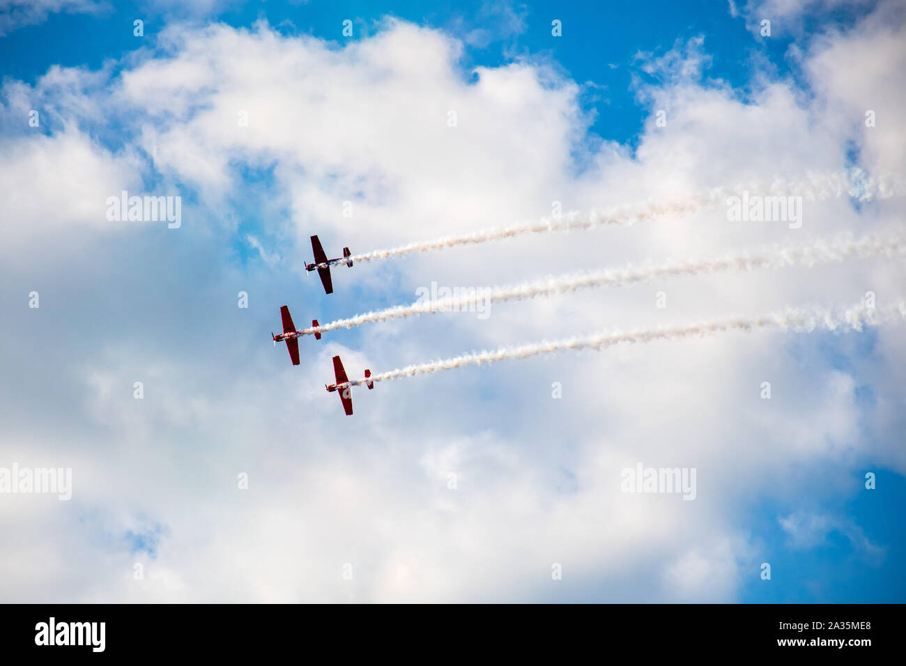 La voltige aérienne, air show. L'équipe de l'aéronef d'effectuer dans le ciel avec de vieux avions et les lignes, les nuages blancs et ciel bleu Banque D'Images