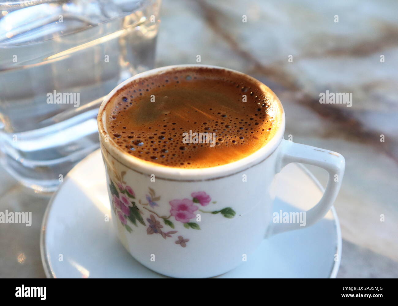 Tasse de café turc avec mousse et un éclairage doux Banque D'Images