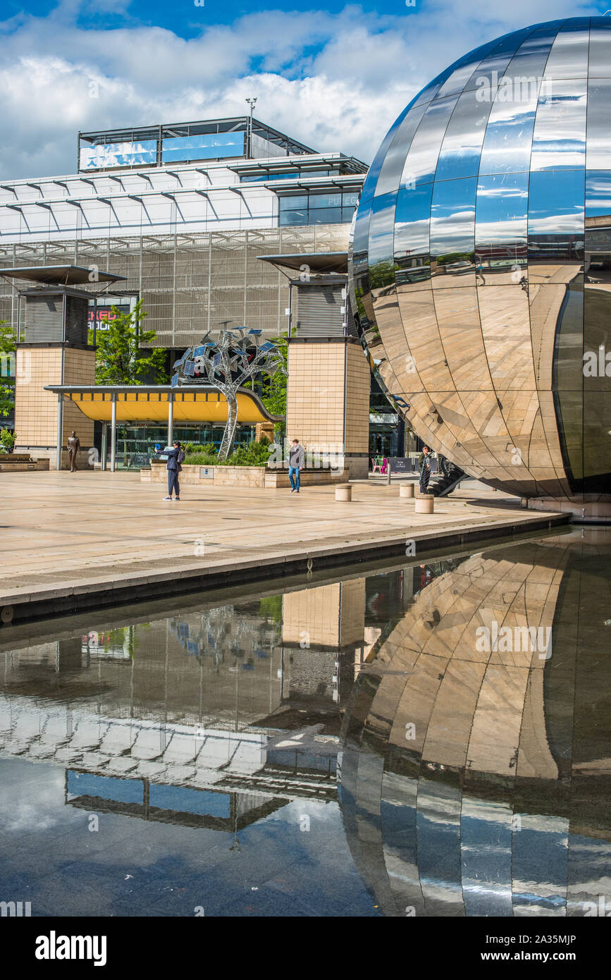 La place du millénaire avec le Planétarium sous la forme d'une immense boule miroir à Bristol, Angleterre, Royaume-Uni. Banque D'Images