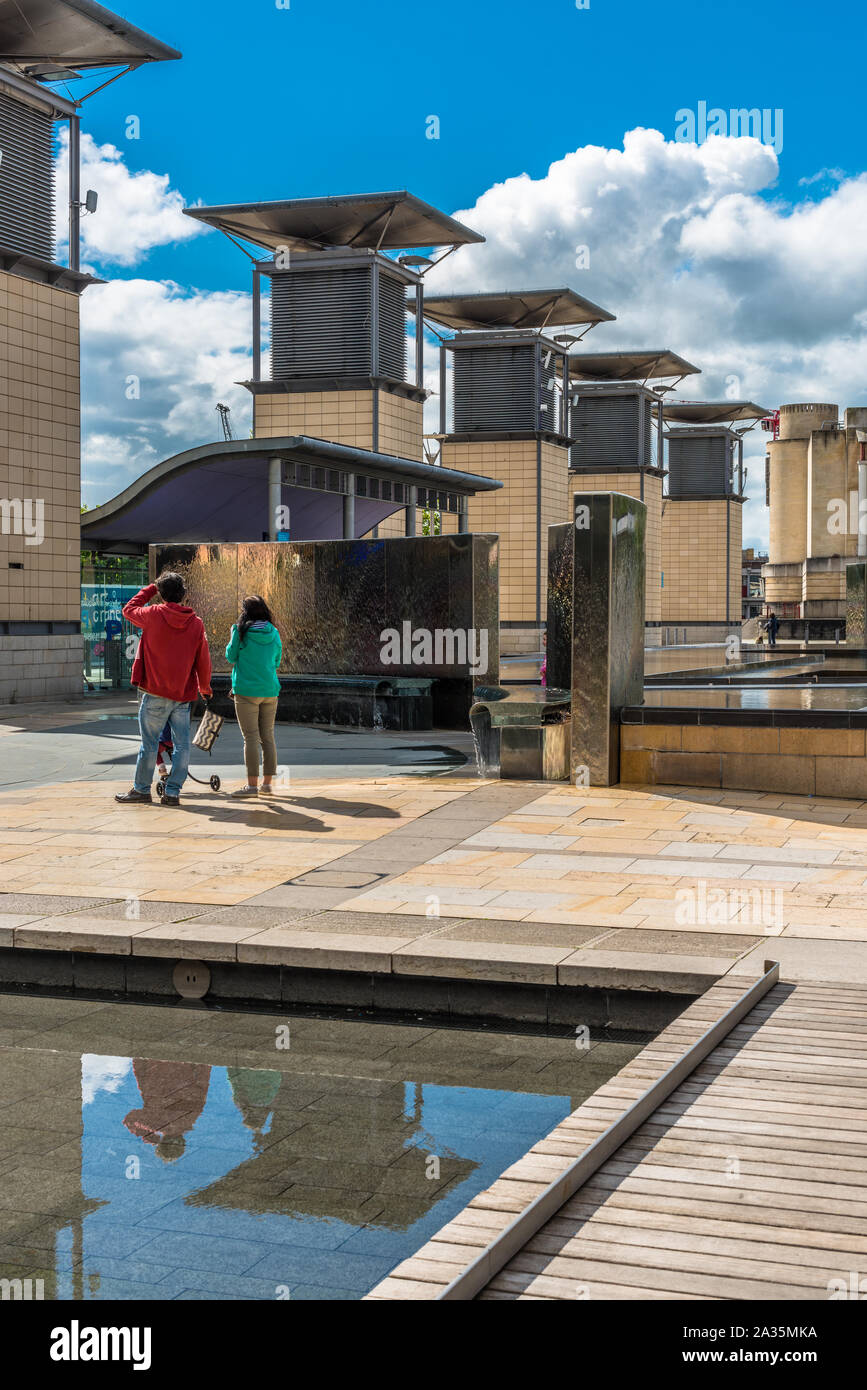 La place du millénaire avec le Planétarium sous la forme d'une immense boule miroir à Bristol, Angleterre, Royaume-Uni. Banque D'Images
