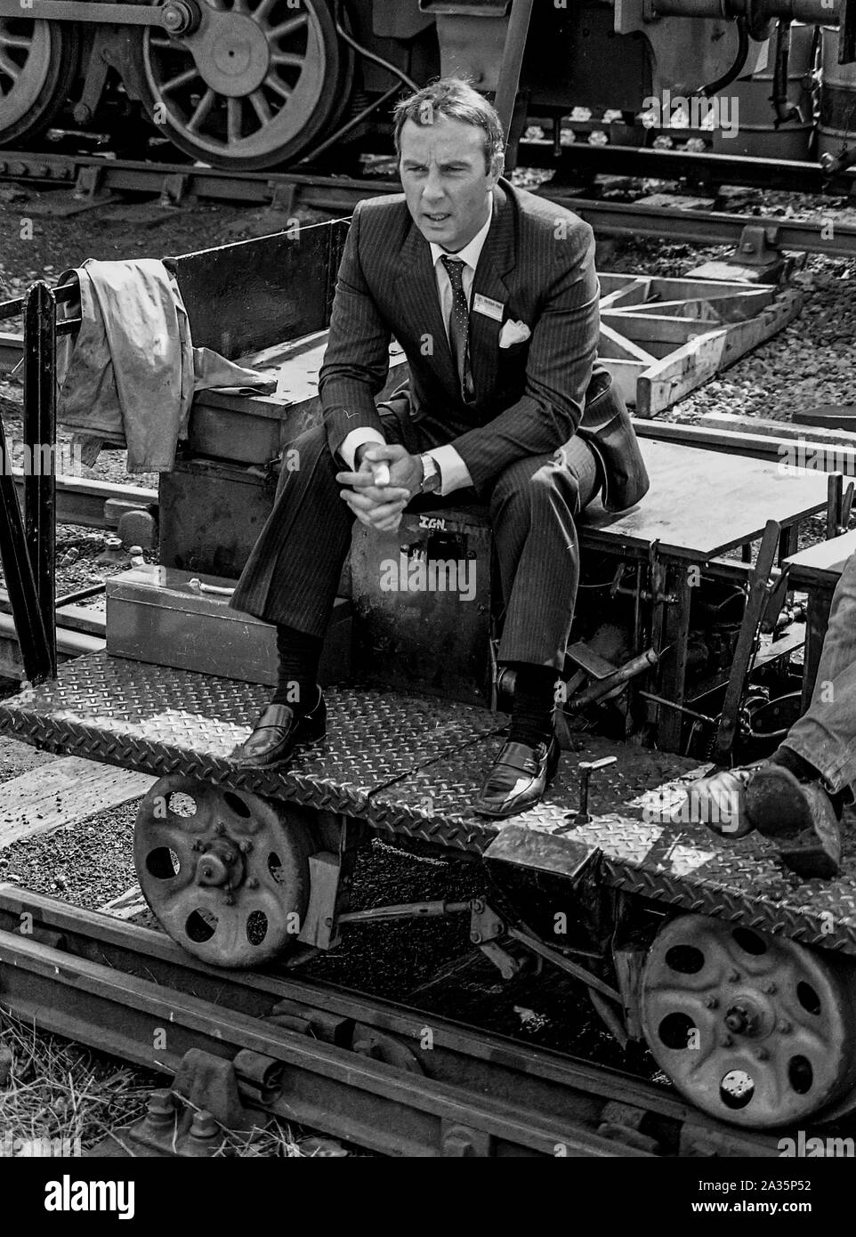 Anthony Valentine pendant le tournage au Nene Valley Railway, près de Peterborough 80. Banque D'Images