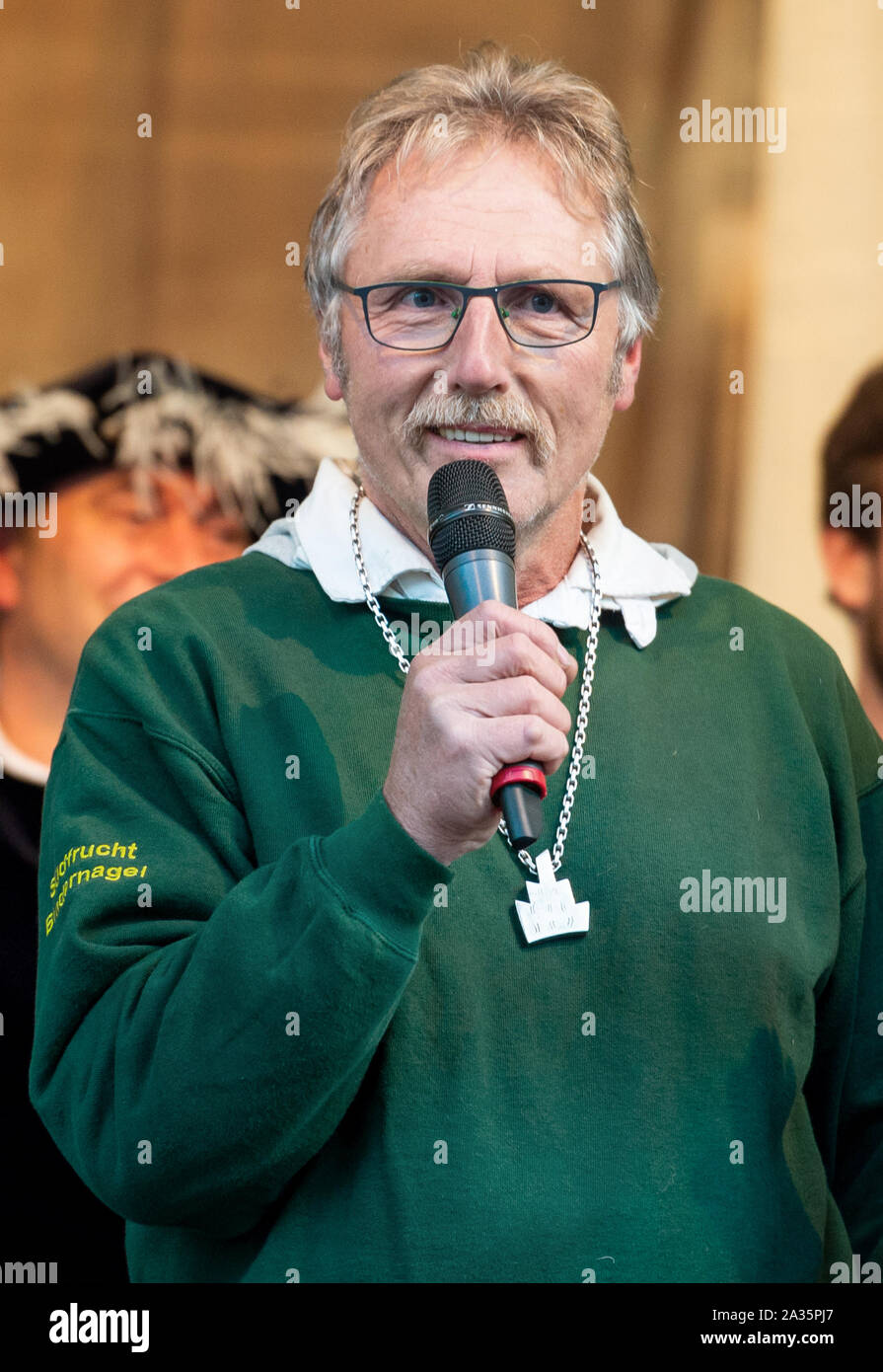 Lüneburg, Allemagne. Le 05 Oct 2019. Gerhard Maisonneuve, parle comme le nouveau Sülfmeister. Le Sülfmeistertage Lüneburg, relancé en 2003, est destiné à commémorer l'ancienne importance de sel pour la ville et d'un lien avec les traditions médiévales. Photo : Philipp Schulze/dpa dpa : Crédit photo alliance/Alamy Live News Banque D'Images