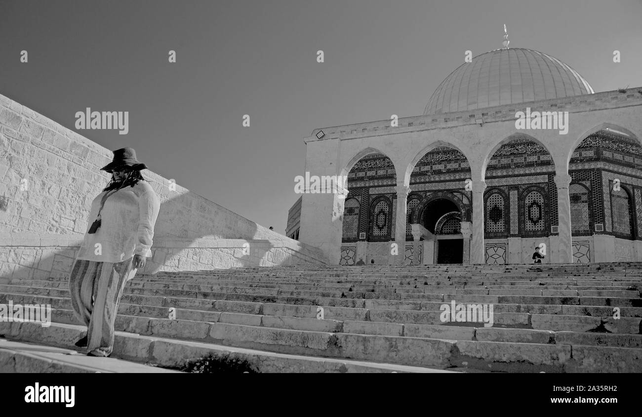 Editorial photo noir et blanc, Jérusalem, Israël, le 8 septembre 2019. woman walking down steps du temple du mont, synagog, dans la vieille ville Banque D'Images