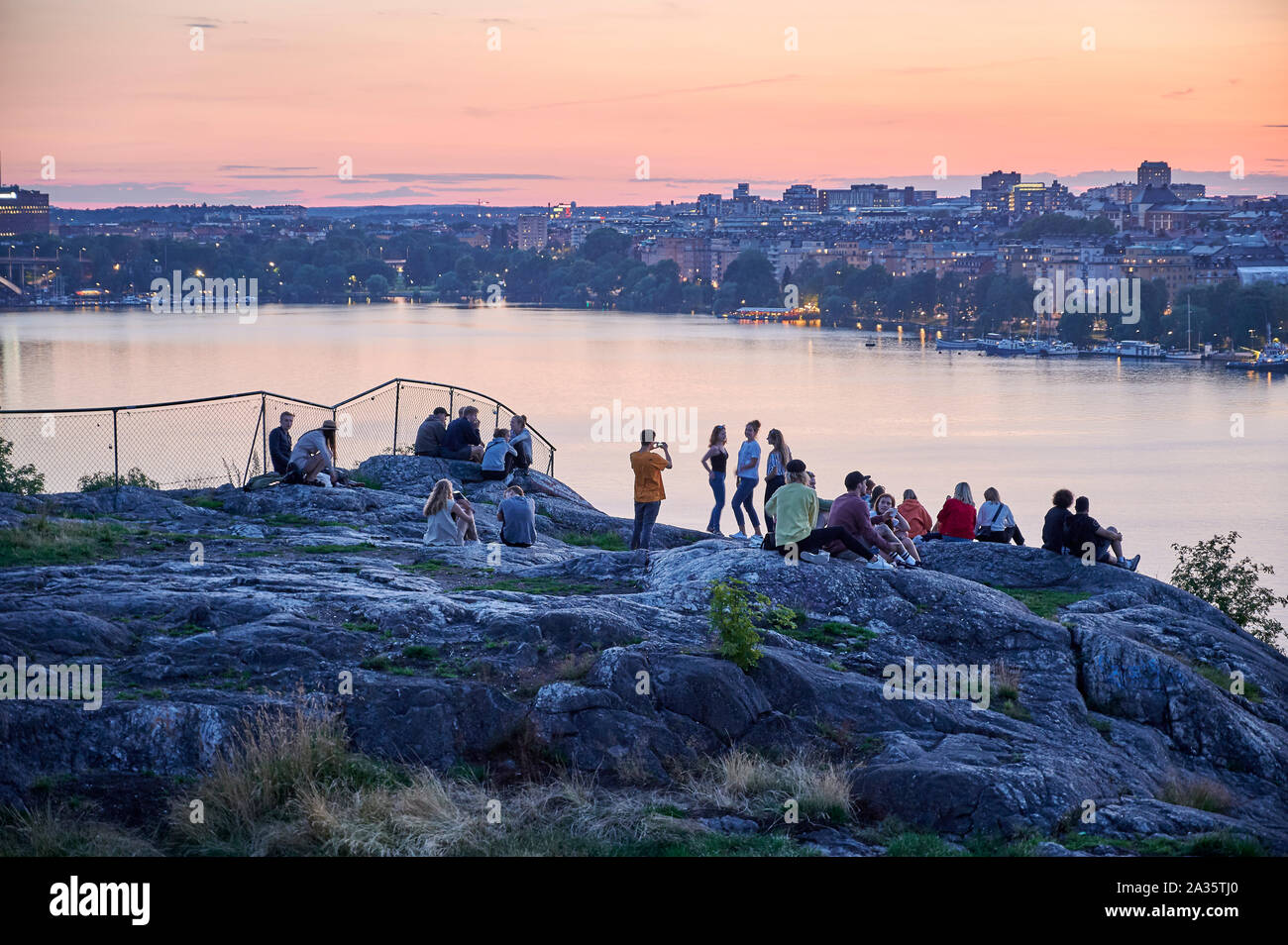 En av de bästa utsiktsplatserna j med utsikt över Stockholm Kungsholmen och centrum. Här kommer många Stockholmare för att njuta av solnedgången på kv Banque D'Images