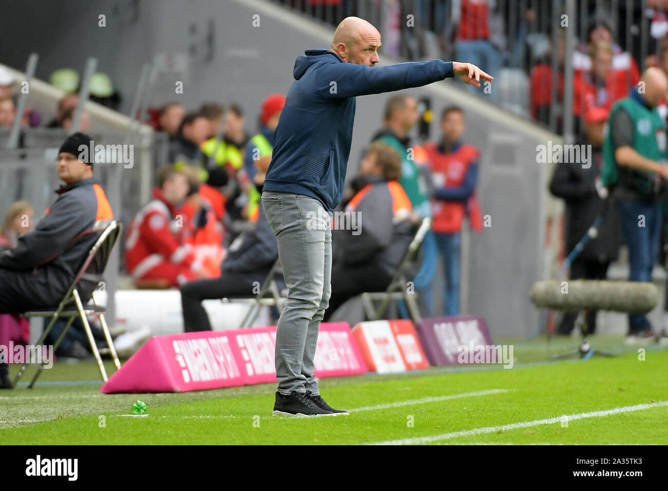 05.10.2019, xemx, Fussball 1.Bundesliga, le FC Bayern München - TSG 1899 Hoffenheim emspor, V.L. Cheftrainer Alfred Schreuder (TSG 1899 Hoffenheim) gibt Banque D'Images