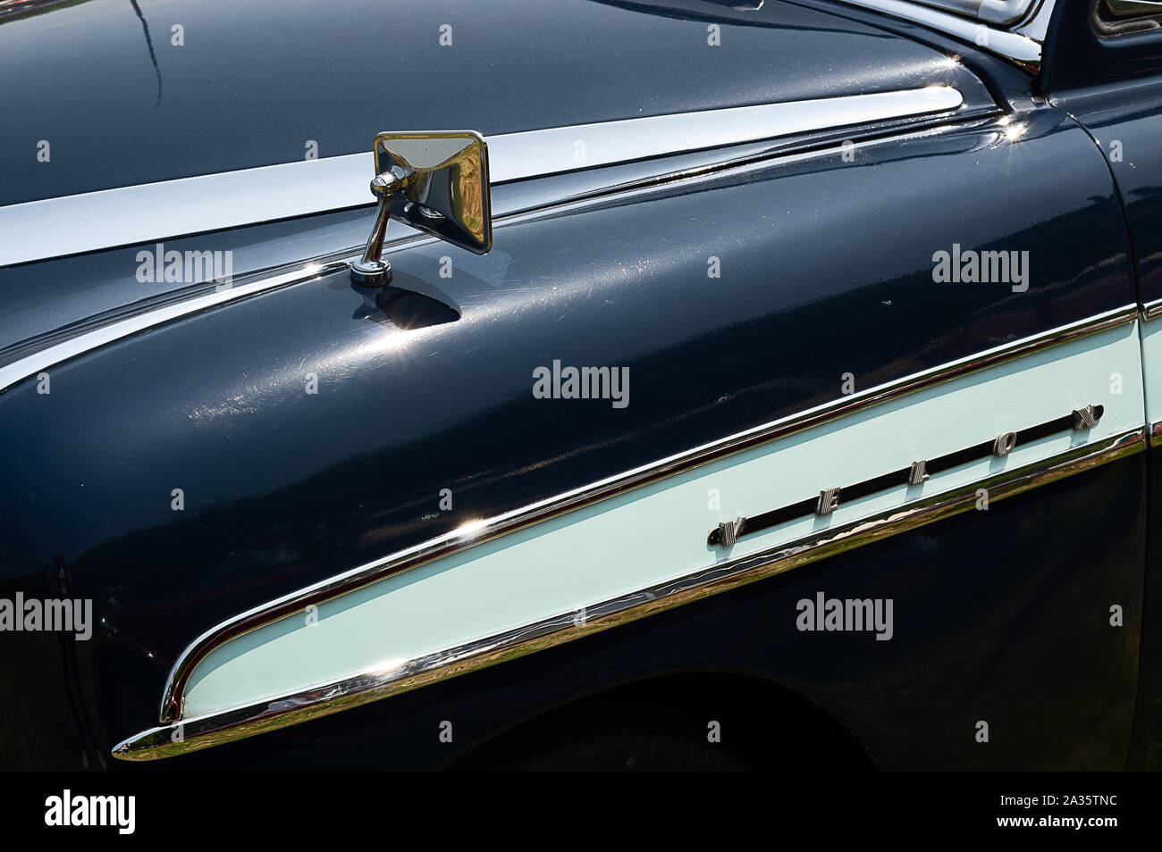 Le côté d'un blue 1950 Vauxhall Velox sur l'affichage à une exposition de voiture Banque D'Images