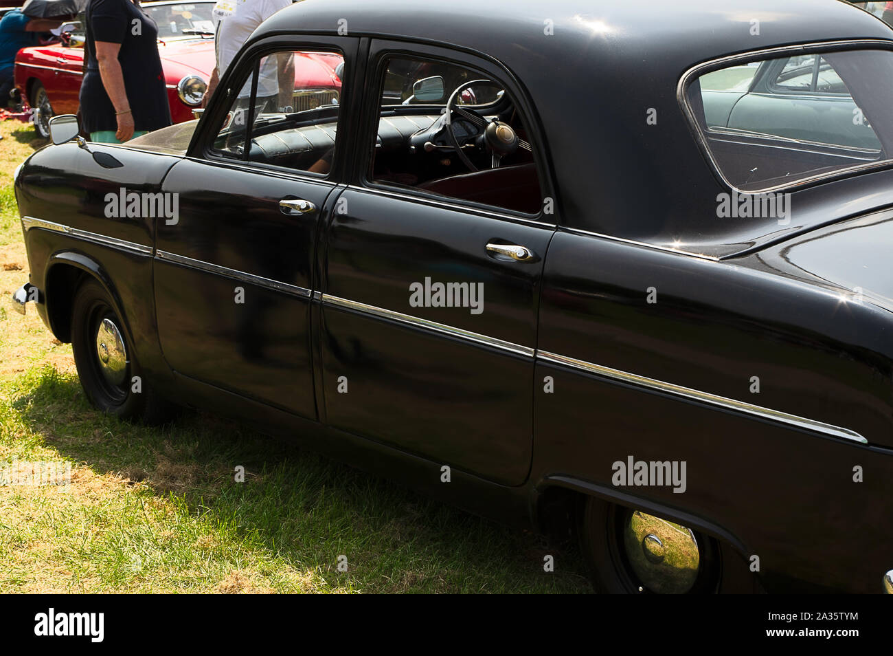 Le côté d'un noir 1955 Ford Consul sur l'affichage à une exposition de voiture Banque D'Images