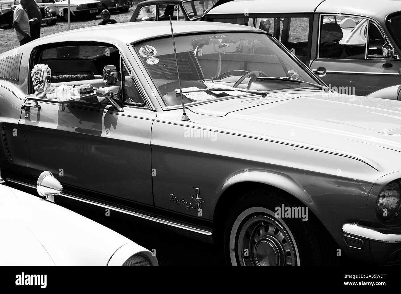 L'avant d'une Ford Mustang 1968 Livre vert sur l'affichage à une exposition de voiture Banque D'Images