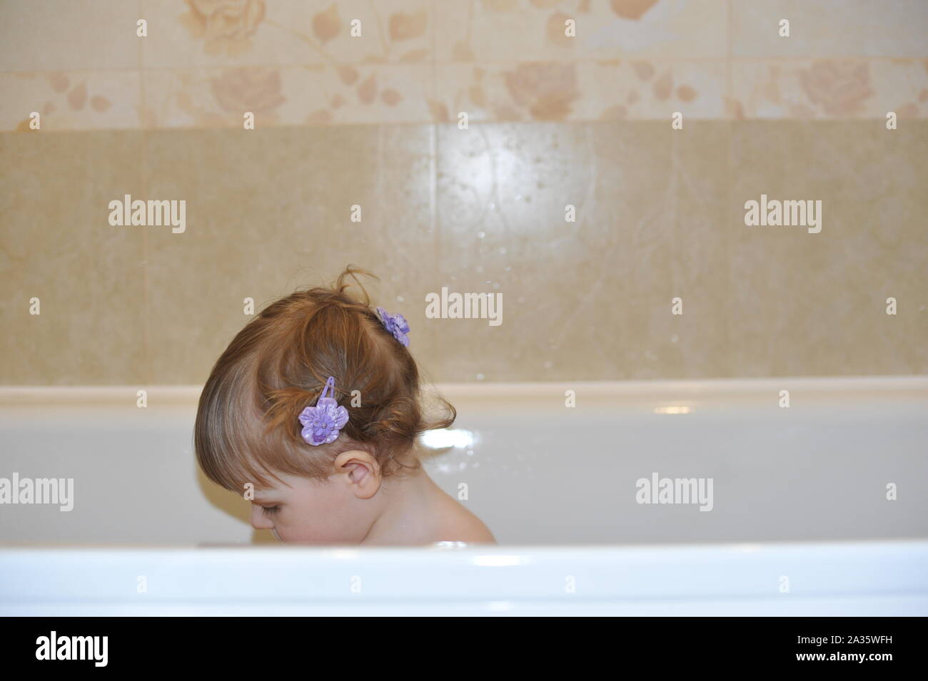 Petit Bebe Dans La Salle De Bains Jolie Fille Photo Stock Alamy