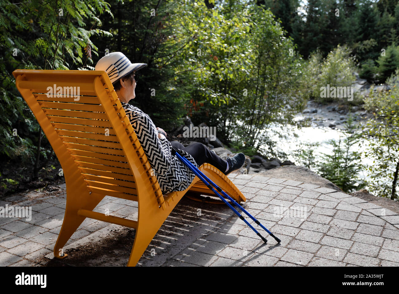 Portrait of senior woman relaxing in chair après une randonnée en plein air Banque D'Images