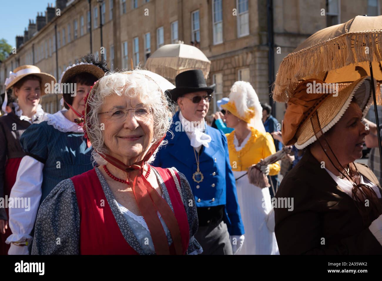 Bath, Somerset, Royaume-Uni. 14 septembre 2019. Plusieurs centaines de fans de Jane Austen habillés en tenue période prendre part au Grand Regency Promenade costumée c Banque D'Images