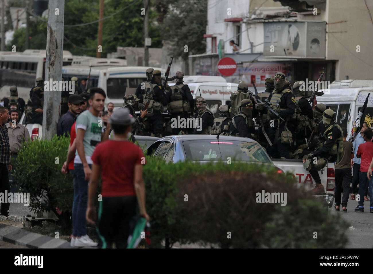 La ville de Gaza, Territoires palestiniens. 05 Oct, 2019. Des militants des Brigades Al-qods, la branche armée du mouvement du Jihad islamique palestinien parade avec des armes au cours d'un show militaire marquant le 32e anniversaire de la fondation de l'organisation. Credit : Mohammed Talatene/dpa/Alamy Live News Banque D'Images