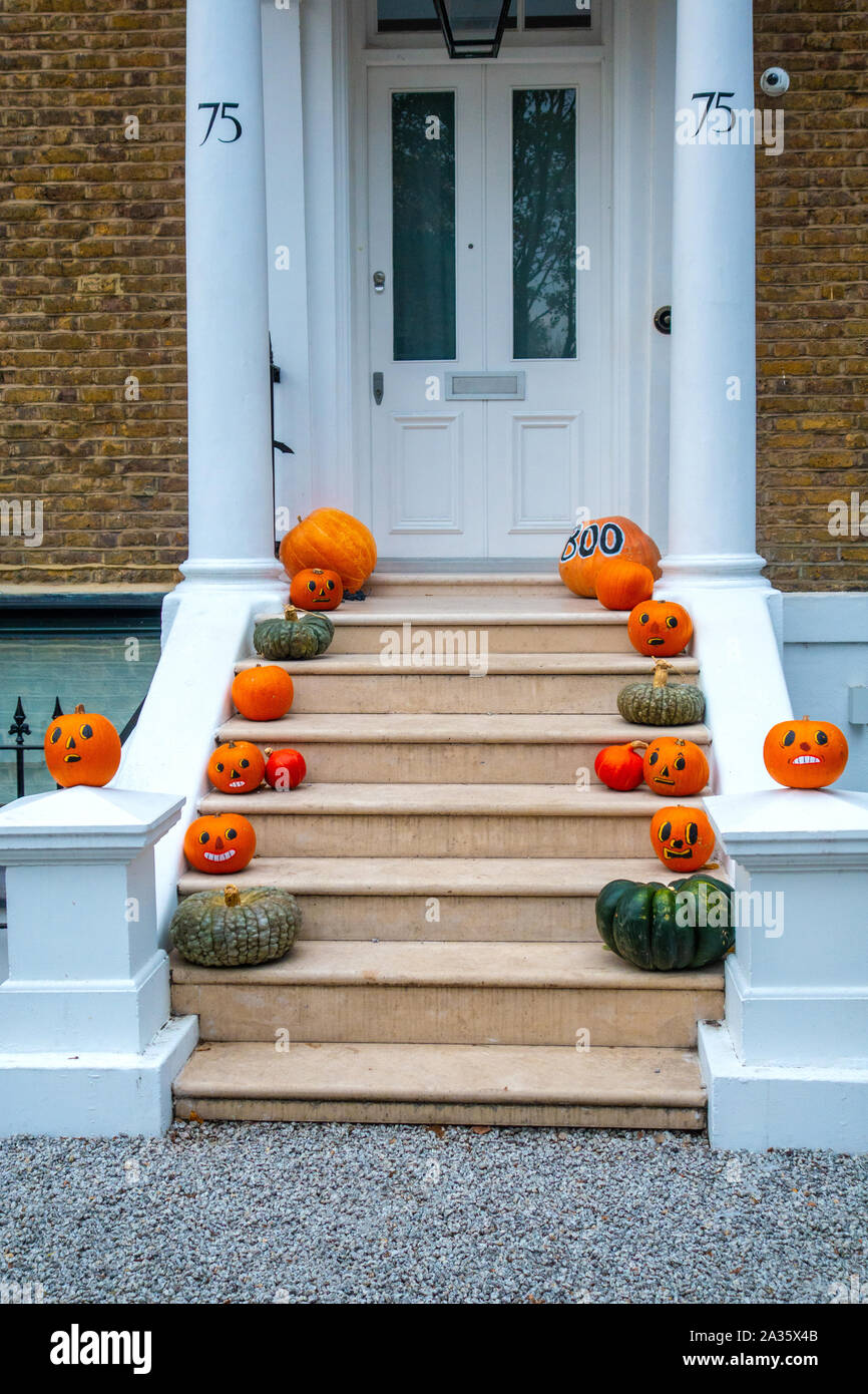 Citrouille Halloween décorations sur les étapes d'une London House Banque D'Images