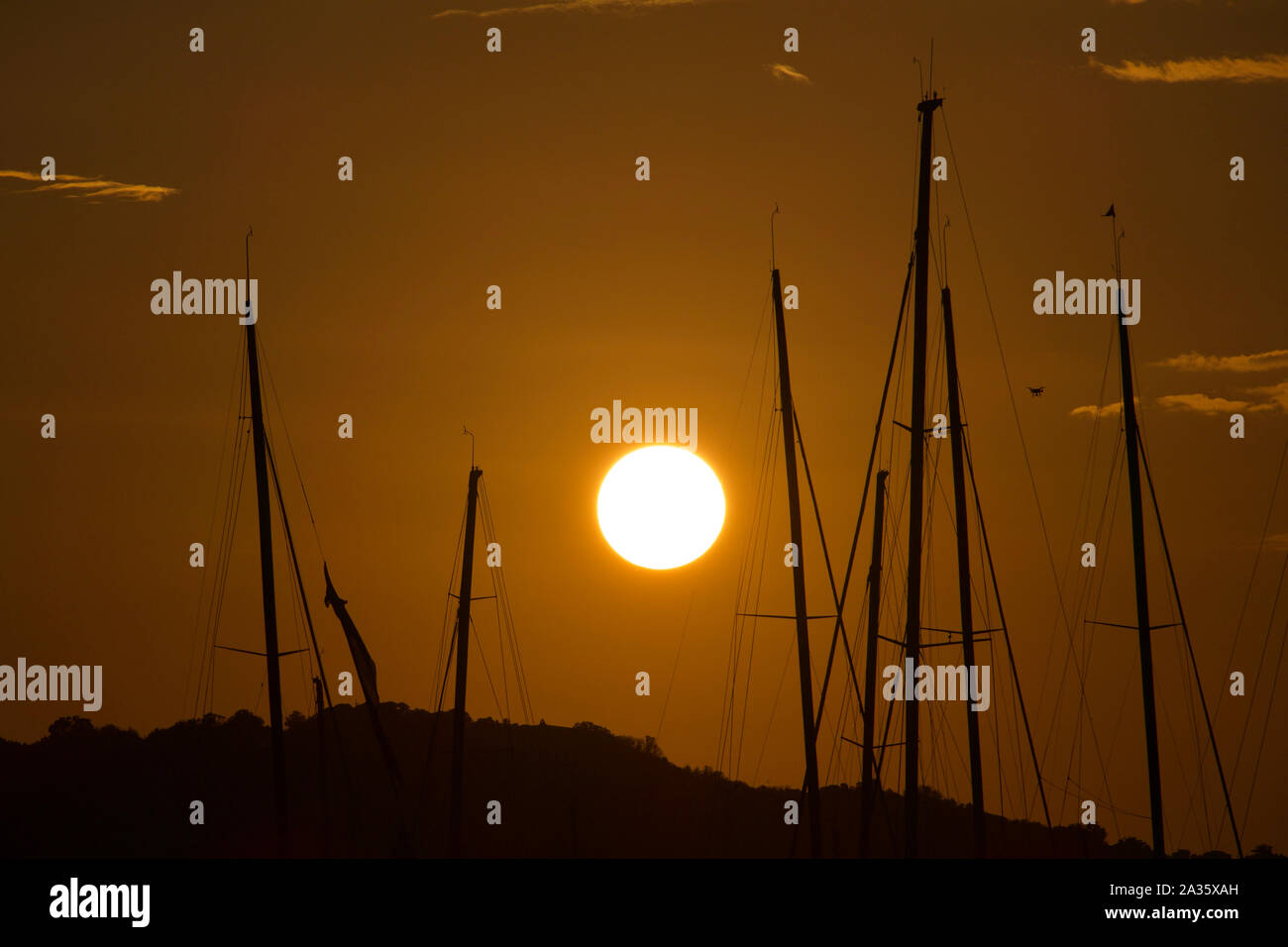 Coucher du soleil à Porto Cervo Marina, Sardaigne, Italie. La magnifique côte d'Emeraude. Banque D'Images