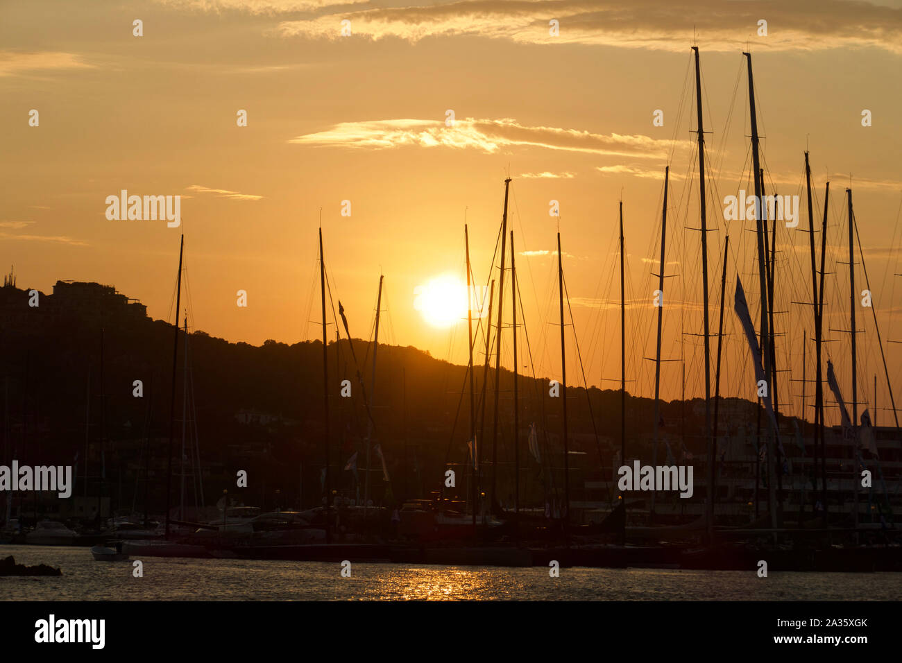 Coucher du soleil à Porto Cervo Marina, Sardaigne, Italie. La magnifique côte d'Emeraude. Banque D'Images
