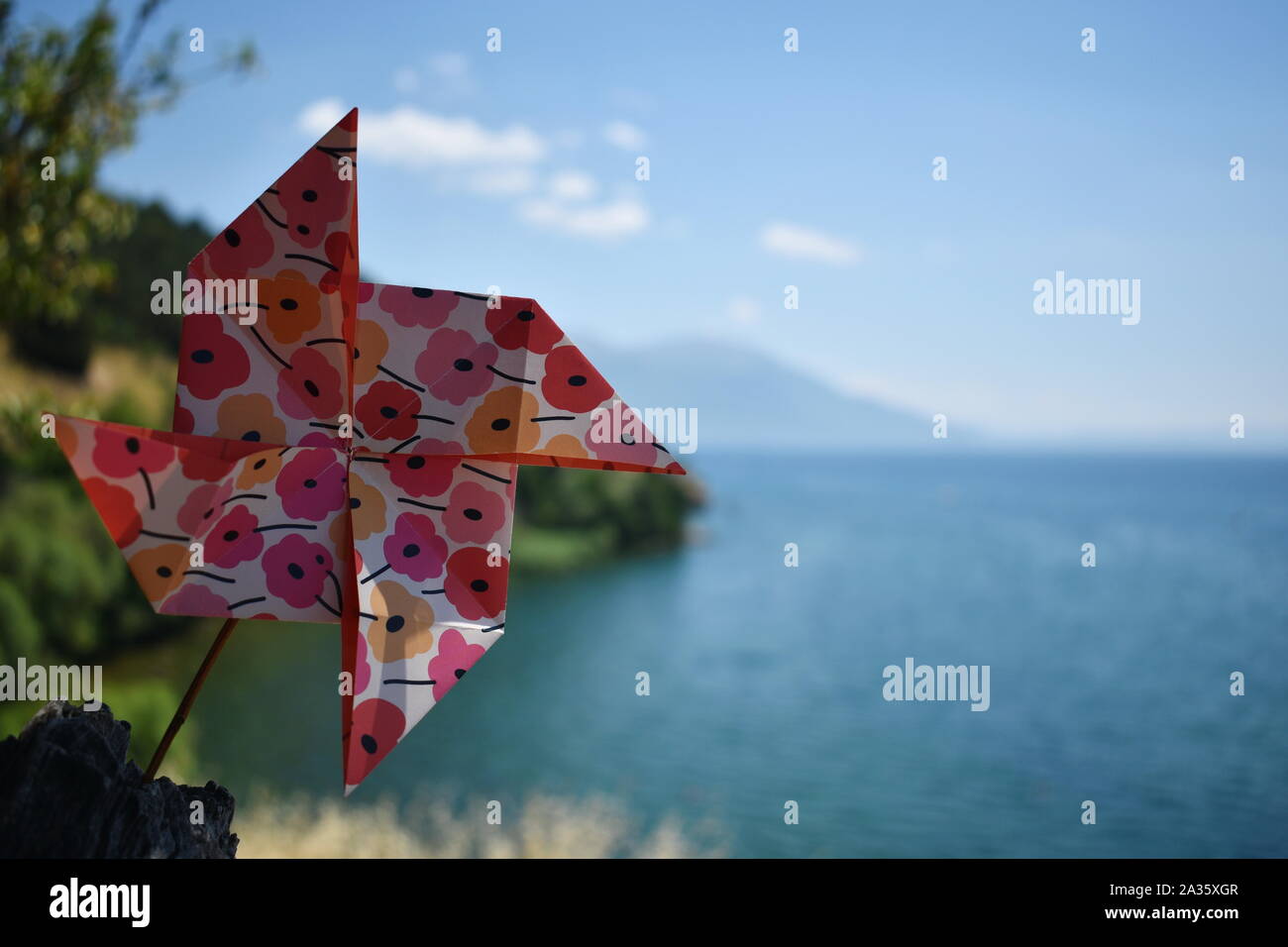 L'origami sur fond de ciel bleu Banque D'Images