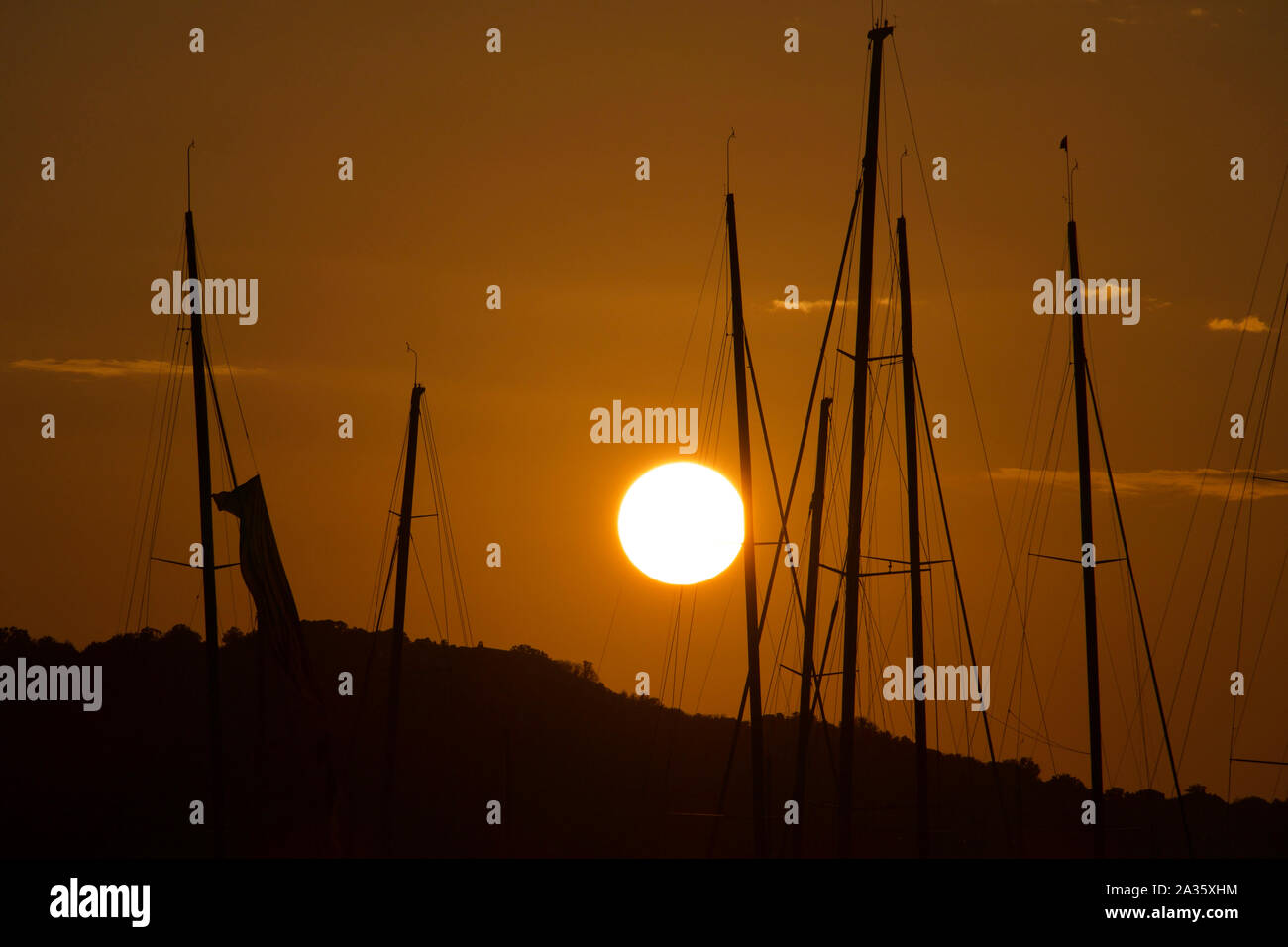 Coucher du soleil à Porto Cervo Marina, Sardaigne, Italie. La magnifique côte d'Emeraude. Banque D'Images