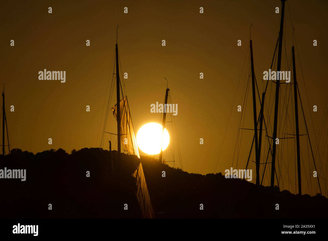 Coucher du soleil à Porto Cervo Marina, Sardaigne, Italie. La magnifique côte d'Emeraude. Banque D'Images