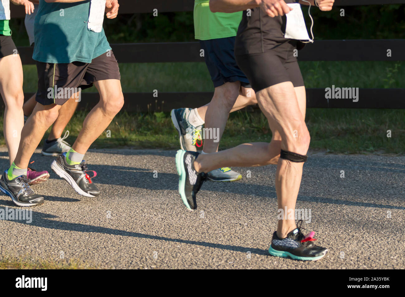 Un compteur pour les coureurs 5000 rave dans un ciel ensoleillé de l'été Banque D'Images
