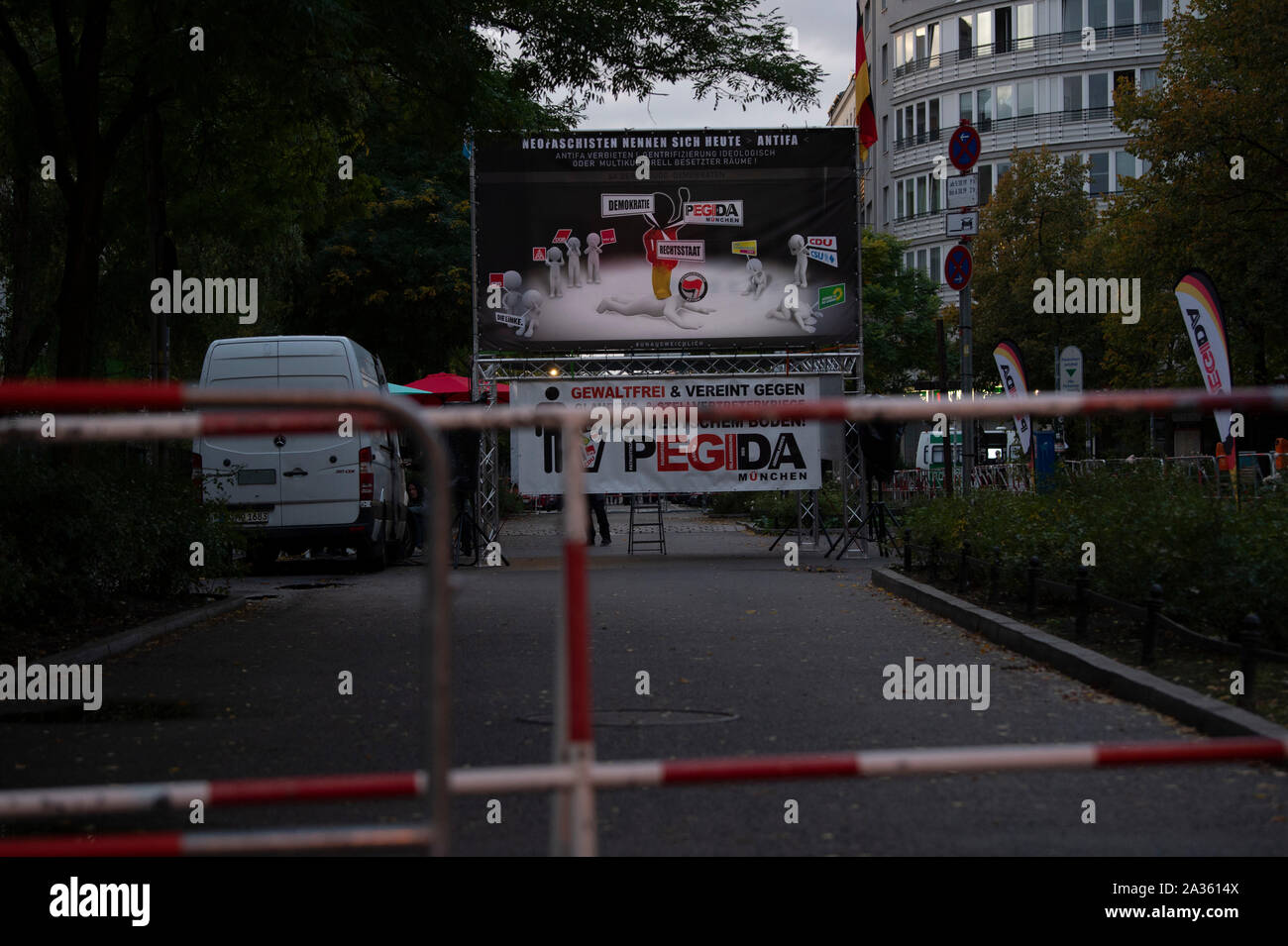 Berlin, Allemagne. 05 Oct, 2019. Une affiche de l'aile droite du Pegida groupe de Munich peut être vu derrière des barrières non loin de Rigaer Strasse. Crédit : Paul Zinken/dpa/Alamy Live News Banque D'Images