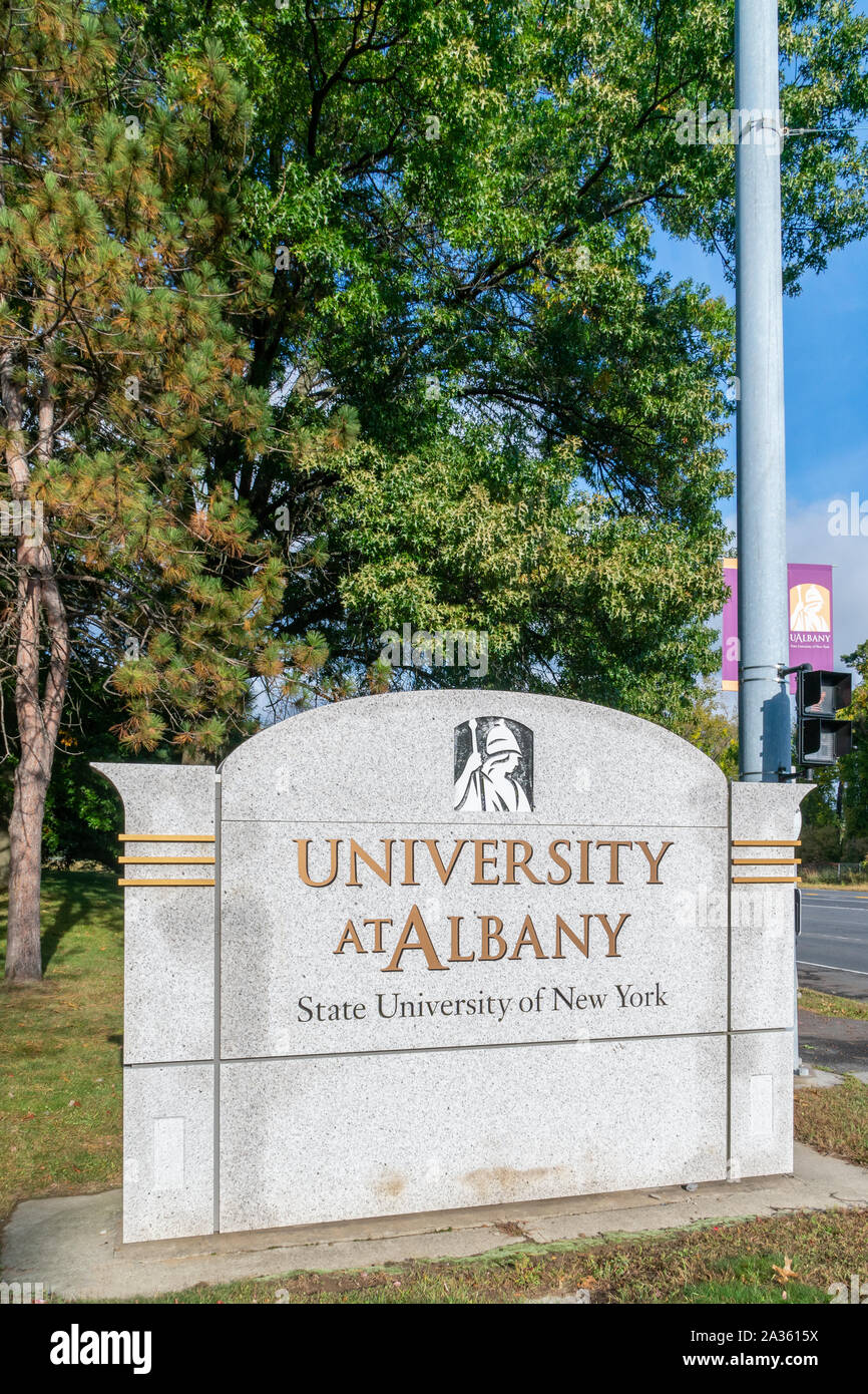 ALBANY,NY/USA - 29 septembre 2019 - panneau d'entrée et le logo sur le campus de l'université à Albany. Banque D'Images