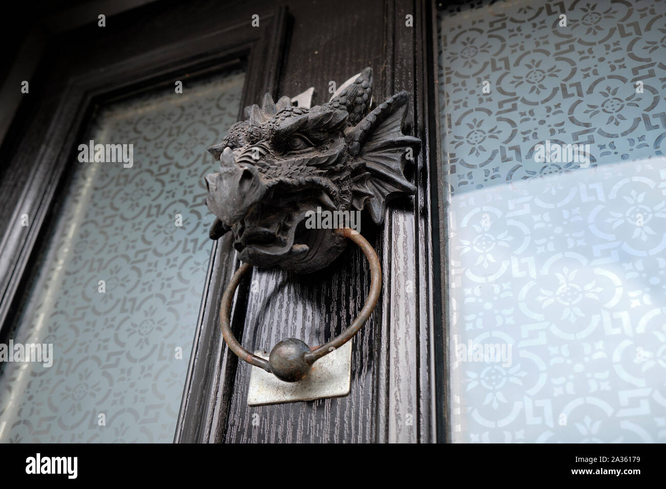 Animal heurtoir en forme de tête de dragon de ses pieds, jusqu'à l'angle de capture Banque D'Images