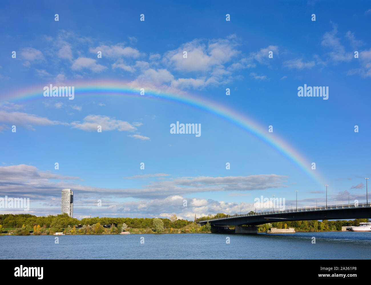 Wien, Vienne : rivière Donau (Danube), arc-en-ciel, bridge Floridsdorfer Brücke, Florido Tower à 21. Floridsdorf, Wien, Autriche Banque D'Images